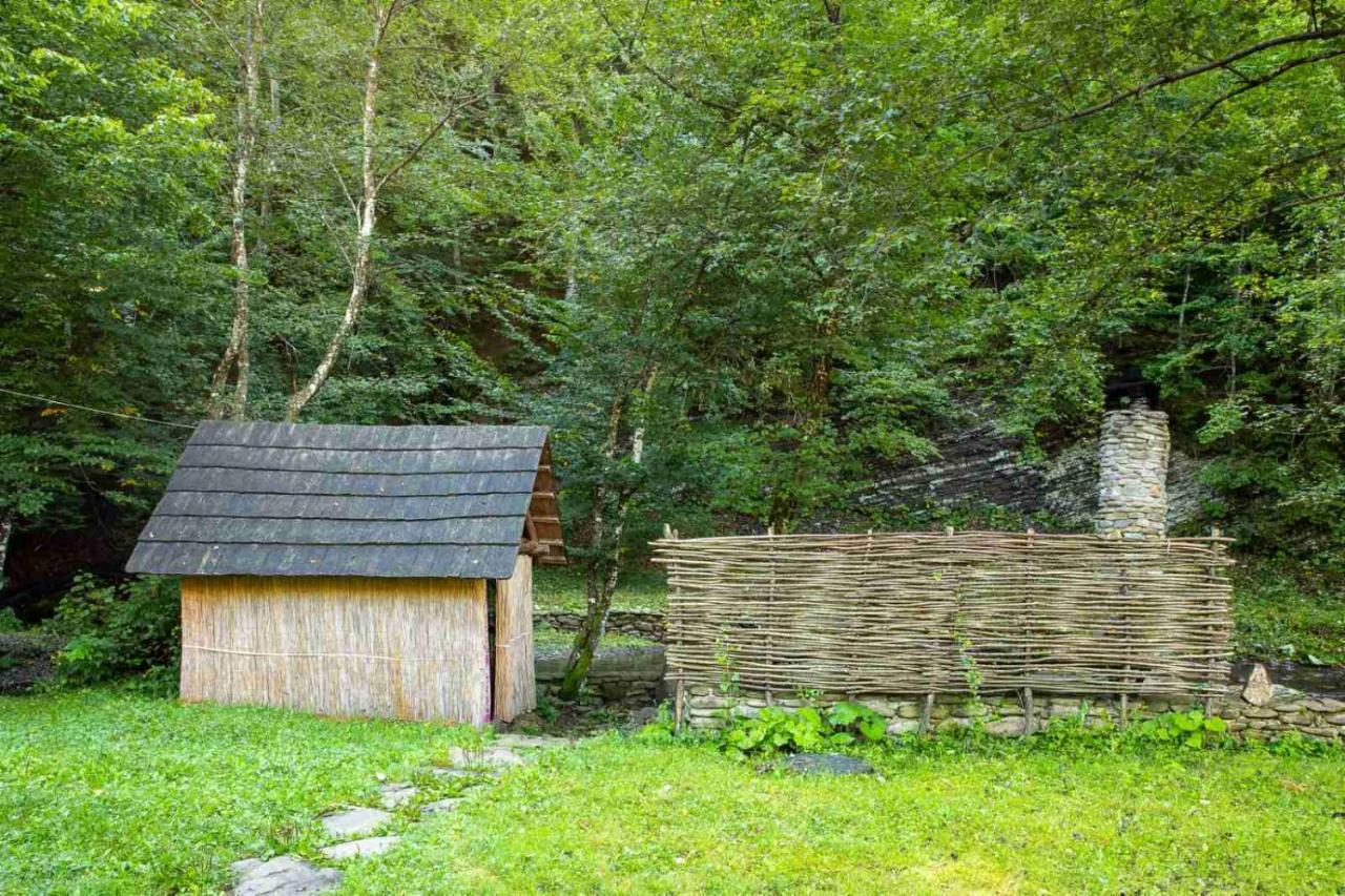 Хатина Біля Потока Villa ลุมชอเร ภายนอก รูปภาพ