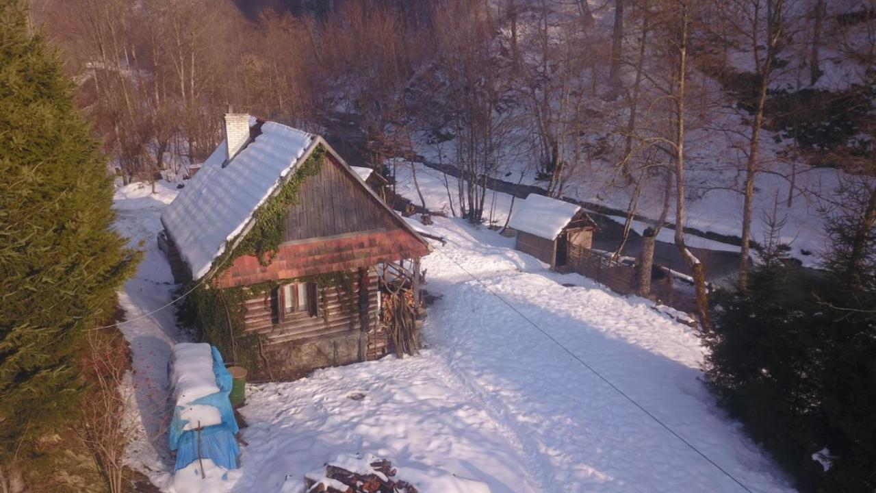 Хатина Біля Потока Villa ลุมชอเร ภายนอก รูปภาพ