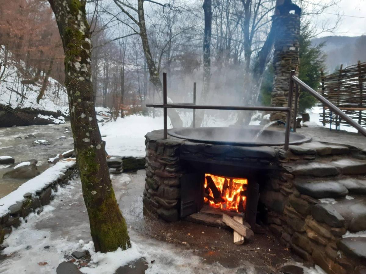 Хатина Біля Потока Villa ลุมชอเร ภายนอก รูปภาพ