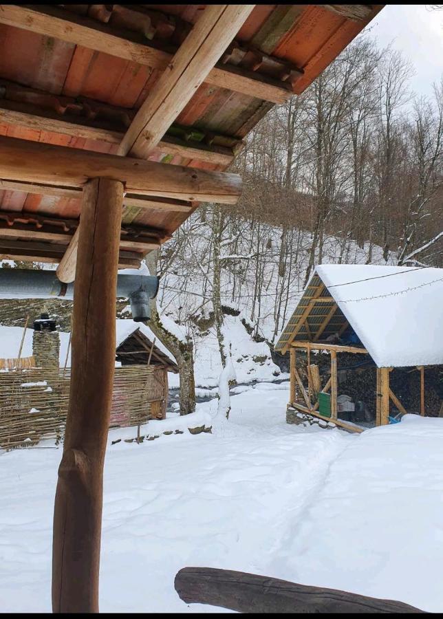 Хатина Біля Потока Villa ลุมชอเร ภายนอก รูปภาพ